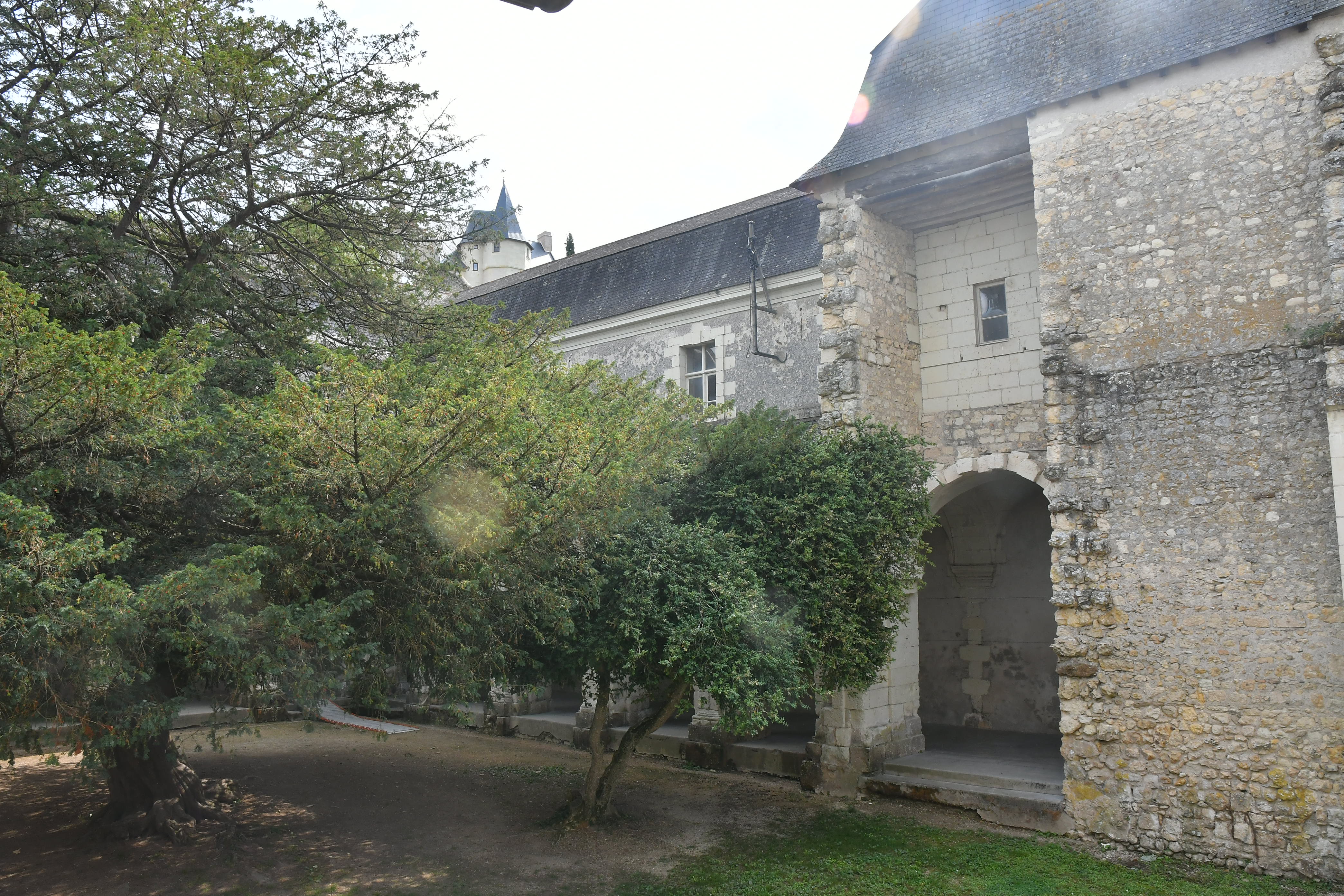 Prieuré des Nobis - cour extérieure