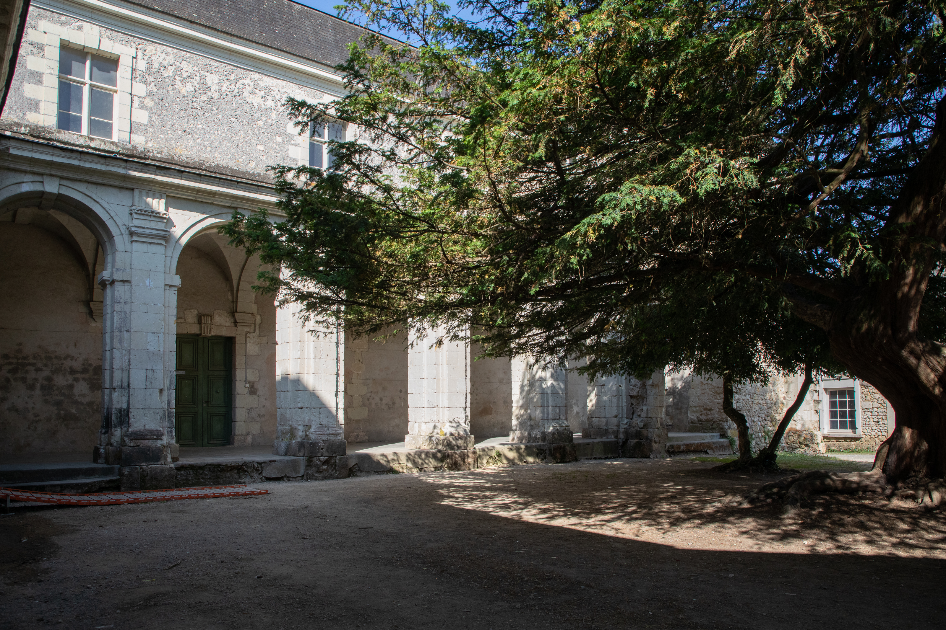 Le Prieuré des Nobis - Cour extérieure